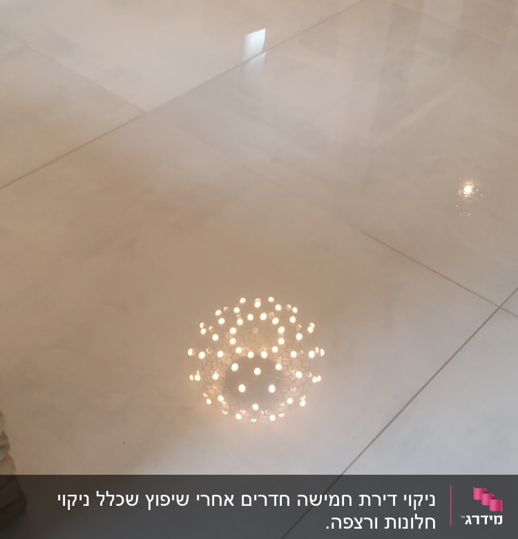 רצפה מבריקה עם השתקפות של מנורה